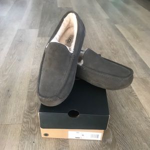 Men’s UGG Charcoal Mascot  Slippers Size 10